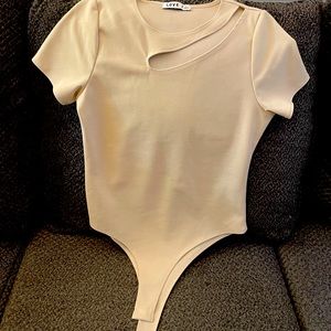 Fitted cream top with sexy cut in the top